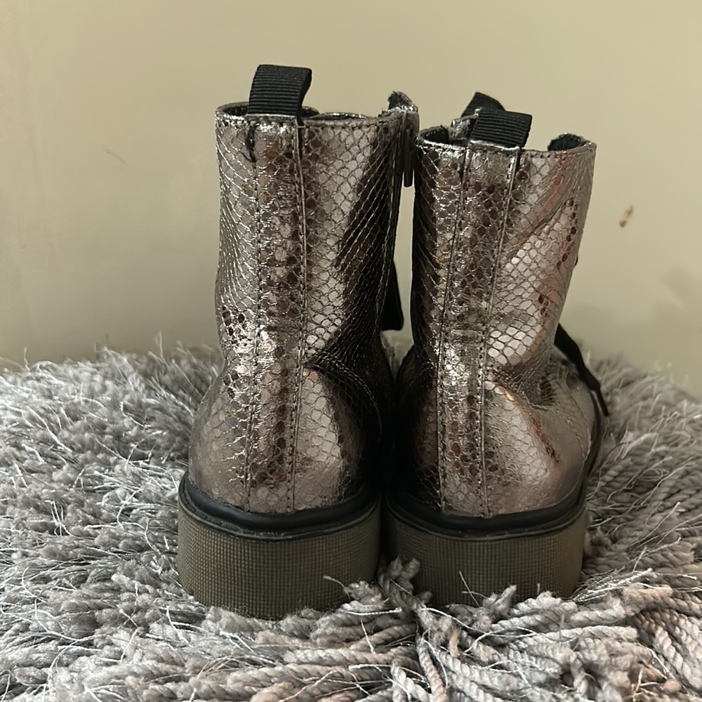 Girls boots. - Picture 2 of 2